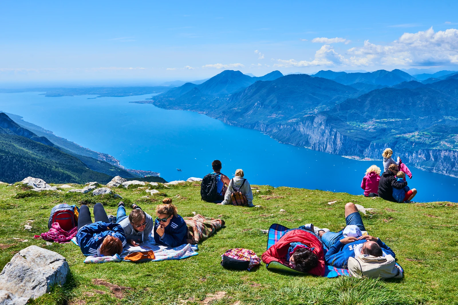 parapente au-dessus du lac de Shkoder en Albanie