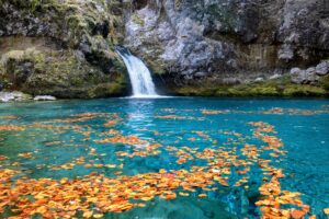 L'oeil bleu à TCircuit touristique en Albanie 10 jours Vous rêvez d'une aventure authentique loin des circuits touristiques classiques ? L'Albanie, ce petit trésor des Balkans encore préservé, vous ouvre grand ses portes ! Découvrez nos conseils pour organiser un circuit Albanie 10 jours qui marquera les mémoires, entre trésors historiques classés à l'UNESCO, plages de rêve et montagnes à couper le souffle ! On vous promet un road trip intense en émotions, entre découvertes culturelles étonnantes et panoramas saisissants, le tout avec les conseils d'un guide qui vit sa passion pour son pays jour après jour. Découverte des incontournables albanais La diversité albanaise en un circuit L'Albanie, ce petit pays des Balkans, se dévoile comme une mosaïque vivante où cultures et paysages dialoguent. Entre montagnes escarpées et criques turquoises, chaque circuit réserve des surprises. Saviez-vous que ce territoire concentre autant de sites historiques que de panoramas époustouflants ? Les itinéraires bien pensés permettent justement de saisir cette richesse en quelques jours. Saveurs authentiques : Ici, la cuisine mêle subtilement héritage ottoman et produits du terroir. Le byrek, cette pâte feuilletée fourrée, devient vite une addiction ! Riviera de rêve : Entre Saranda et Vlora, la route côtière déroule son ruban de plages. Ksamil éblouit avec ses îlots accessibles à la nage - un must pour tout voyage estival. Patrimoine exceptionnel : Butrint, classé au parc national, résume à lui seul les strates historiques du pays. Quant aux villes-musées comme Berat, leurs pierres racontent quatre empires. Budget maîtrisé : Avec des nuits d'hôtel à partir de 25 € et des repas copieux sous les 10 €, l'Albanie reste un bon plan pour les voyages longue durée. Évasion garantie : En mai ou septembre, vous aurez les sites phares presque pour vous seul. Un vrai luxe aujourd'hui ! Signalons que Tirana, souvent survolée, mérite pourtant 2 jours de visite. Son mix d'architecture communiste et de street art surprend agréablement. Parfait pour débuter un circuit avant de filer vers le sud en voiture. Trésors du patrimoine mondial Berat et Gjirokastër, ces jumelles improbables, incarnent deux facettes de l'histoire locale. La première séduit par ses maisons blanches escaladant la colline, tandis que la seconde impressionne avec ses robustes demeures de pierre. Leur point commun ? Un château dominant chaque ville, offrant des panoramas à couper le souffle. Comparatif des perles architecturales albanaises Caractéristique Berat Gjirokastër Surnom Ville aux mille fenêtres Citadelle de pierre Trajet depuis Tirana 2h30 en voiture 3h20 par la route montagneuse Spécialité Vin local dans les caves médiévales Tapis tissés main au vieux bazar Astuce pratique : prévoyez de bonnes chaussures pour arpenter les ruelles pavées de Gjirokastër. Et gardez de la place dans votre valise pour les souvenirs artisanaux ! Joyaux naturels de la Riviera La côte sud révèle ses trésors au fil des kilomètres. Entre deux baignades, faites halte au château de Porto Palermo, cette forteresse vénitienne plantée dans la mer. Un contraste saisissant entre nature et histoire. Notre coup de cœur ? La plage de Gjipe, accessible après une rando de 45 minutes. Ses falaises ocre et ses eaux cristallines valent largement l'effort. Pour les plus pressés, Ksamil offre un concentré de beauté facile d'accès en voiture. En prime, la région sert de base pour explorer le parc national de Llogara et ses forêts de pins. Une journée suffit pour s'immerger dans cette nature préservée avant de regagner le littoral. Dernier conseil : louez un véhicule assez haut pour les chemins cabossés. Les plus belles découvertes se méritent parfois hors des routes goudronnées ! Itinéraire jour par jour Jours 1 à 3 : Capitales culturelles Votre aventure albanaise démarre à Tirana, cette capitale pleine de vie où contrastes et surprises vous attendent. Bon, par où commencer pour ces trois premiers jours ? Le secret réside dans un itinéraire bien pensé qui mêle découvertes urbaines et escapades nature. Prévoyez d'abord la Place Skanderbeg, véritable poumon de la ville, puis le Musée National pour saisir l'âme du pays. Une petite virée dans le quartier de Blloku s'impose, tout comme une balade dans le Grand Parc. Et pourquoi ne pas jeter un œil aux galeries d'art locales ? Pour faciliter votre circuit, notre guide des meilleures activités vous sera bien utile. Cap ensuite sur Berat en passant par Durrës - l'occasion idéale d'admirer le littoral depuis la route. Prévoir une halte au château de Durrës permet d'allier conduite et découverte. Pratique pour casser la monotonie du trajet en voiture, non ? Jours 4 à 5 : Émerveillement côtier Place maintenant aux joyaux du littoral ! Entre les eaux turquoises de Ksamil et les criques secrètes près d'Himara, le programme séduit autant les amateurs de farniente que les curieux. Un conseil : alternez baignade et exploration des sites historiques pour varier les plaisirs Immersion culturelle et historique Krujë et son héritage médiéval Krujë et son château emblématique vous transportent directement au cœur de l'histoire du pays. Saviez-vous que cette forteresse fut le bastion de Skanderbeg contre les Ottomans ? Un vrai symbole de résistance pour les Albanais ! Flâner dans le bazar de Krujë, c'est comme remonter le temps. Vous y dénicherez des objets artisanaux uniques, parfaits pour ramener un morceau de ce circuit en Albanie. Petit conseil : privilégiez les tapis tissés main ou les pièces en cuir travaillé. Depuis Krujë, de nombreux itinéraires s'offrent à vous. Pourquoi ne pas explorer les villages alentour en voiture ? Ces escapades complètent parfaitement un séjour culturel, surtout si vous prévoyez de rejoindre Tirana le lendemain. Apollonia et Durrës antiques Apollonia et Durrës révèlent deux visages de l'Albanie antique. Leurs sites archéologiques racontent surtout l'époque romaine et grecque, mais savez-vous quel empereur fit de Durrës un port stratégique ? Opter pour une visite guidée, c'est la clé pour saisir toute la portée d'Apollonia. Entre colonnes millénaires et théâtres antiques, chaque pierre a une histoire à raconter lors de votre circuit. Prévoir de bonnes chaussures, le site s'étend sur un vaste parc ! Combiner Apollonia et l'amphithéâtre de Durrës en une journée ? Tout à fait possible en voiture. Prévoyez simplement une pause déjeuner dans un petit restaurant de route - l'occasion de goûter la fameuse byrek albanaise entre deux découvertes. Conseils pratiques pour le road trip Location de véhicule et conduite Pour un road trip réussi en Albanie, le choix de la voiture est déterminant. Doit-on vraiment opter pour un 4x4 dans les montagnes, ou une simple citadine suffit-elle pour explorer le pays ? Conduire ici réserve parfois Meilleures périodes pour visiter Saisonnalité et fréquentation Choisir la bonne saison change radicalement l'expérience de vos circuits en Albanie. Voyons : printemps fleuri, étés animés, automnes colorés... Chaque période a ses charmes. Saviez-vous que les mois de mai et septembre offrent un compromis idéal entre météo agréable et affluence raisonnable ? Pour un voyage authentique hors des sentiers battus, nos itinéraires alternent routes côtières et chemins de montagne. Le climat varie tellement entre mer et montagne qu'une valise mal préparée peut gâcher le trip ! Un conseil : privilégiez les couches superposables. Prévoir des chaussures adaptées devient crucial si vous comptez explorer les parcs nationaux ou les ruelles pavées de Berat. D'ailleurs, traverser le pays en voiture permet de s'adapter facilement aux microclimats locaux. Petite astuce locale : synchronisez votre circuit avec le Festival de Gjirokastër. Ces rencontres culturelles donnent une autre dimension à la visite des châteaux médiévaux. Et si vous préférez éviter la foule sur la route des lacs, mieux vaut contourner juillet-août. De mon expérience, les voyageurs apprécient particulièrement les randonnées printanières autour du lac de Prespa quand la nature explose de couleurs. Hébergements typiques Maisons d'hôtes authentiques Pour vivre comme les locaux, rien ne vaut une maison d'hôtes typique. Vous y découvrirez cette hospitalité légendaire qui fait la réputation du pays, avec des échanges souvent mémorables. Mais comment choisir son nid douillet pour son voyage en Albanie ? Emplacement : Un emplacement stratégique près des sites à voir, c'est toujours ça de gagné ! Avis des voyageurs : Jetez un œil aux commentaires - les expériences précédentes parlent souvent d'elles-mêmes. Équipements : Vérifiez les basiques : Wi-Fi pour partager vos photos, climatisation en été... Petit-déjeuner : Mention spéciale pour ceux qui proposent des spécialités locales au matin ! Propreté : Un critère non négociable, même dans les petits budgets. Accueil : Privilégiez les adresses où l'on vous donne des conseils de circuits improbables. Prix : Comparez toujours, surtout si vous voyagez en voiture - certaines offrent le parking. Services proposés : Renseignez-vous sur les extras : location de voiture, réservation de visites... Ces petites structures offrent plus qu'un lit : une vraie porte d'entrée sur la culture locale. Saviez-vous que beaucoup organisent des dîners typiques ? Parfait pour échanger des conseils d'itinéraire avec d'autres voyageurs ! D'ailleurs, leur connaissance du terrain vous fera gagner un temps précieux pour planifier vos journées entre châteaux oubliés et parcs nationaux. Expériences gastronomiques Spécialités culinaires à découvrir La cuisine locale vous promet un voyage gustatif mémorable. Mais quelles saveurs découvrir absolument durant votre circuit en Albanie ? Chaque région du pays cultive ses spécialités. Durant votre voyage, ne manquez pas le Tavë Kosi - ce ragoût d'agneau au yaourt unique -, croquez dans un byrek croustillant, ou savourez les fruits de mer sur la côte ionienne. Quant à la question du "meilleur byrek", permettez-moi de vous indiquer mes boulangeries préférées le long de vos itinéraires ! Pour une immersion réussie, quelques adresses valent le détour. À Tirana, le restaurant Oda s'impose pour son cadre authentique et ses plats traditionnels - une halte gourmande à intégrer à votre circuit. Et si vous prévoyez un road trip vers Berat, j'ai justement deux bonnes tables à vous conseiller près du château... Alternatives pour prolonger le séjour Extensions vers les pays voisins Et si on poussait l'aventure un peu plus loin ? Avec quelques jours supplémentaires, combinez votre circuit en Albanie avec une escapade au Monténégro voisin. Ces itinéraires transfrontaliers révèlent des paysages à couper le souffle - entre lacs scintillants et routes de montagne sinueuses. Saviez-vous que le parc national de Prokletije s'étend justement sur les deux pays ? Une occasion rêvée pour prolonger vos voyages en voiture à travers les Balkans ! Autre option originale : prévoyez une journée à Corfou depuis Saranda. Le ferry vous y emmène en moins d'une heure ! Je vous recommande ce contraste saisissant entre les criques albanaises et l'architecture vénitienne de l'île grecque. Prévoyez juste votre passeport - les formalités restent simples. Et pourquoi ne pas inclure ce détour dans votre itinéraire culturel ? Après avoir visité le château de Butrint, cette escapade maritime offre une transition parfaite. Votre circuit de 10 jours en Albanie est là : entre villes classées à l'UNESCO, Riviera ensoleillée et montagnes du Nord, l'aventure albanaise n'attend plus que vous ! Alors, prêt à découvrir ces paysages grandioses qui mêlent histoire et nature préservée ? Votre séjour mémorable commence ici - les valises se remplissent vite quand on part explorer l'inattendu...het en Albanie