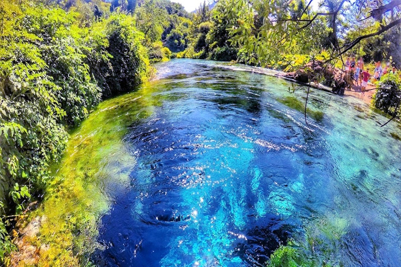 Plongez dans la source de l'oeil bleu en Albanie, une merveille La source de l'oeil bleu en Albanie
