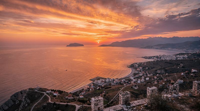 Front de mer de Vlora au coucher du soleil